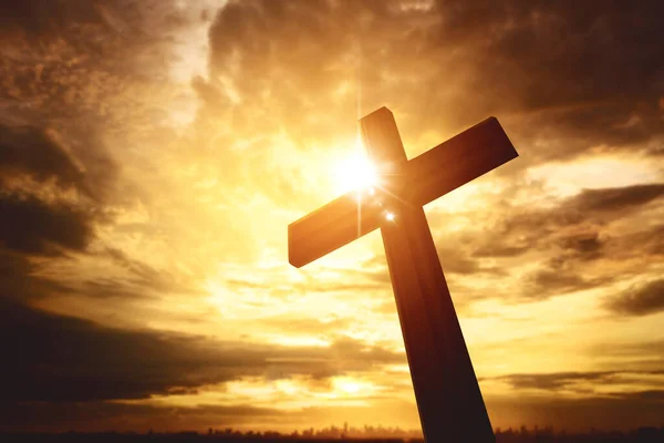 Hristiyan Haç Sembolünün Alacakaranlık Arkaplanlı Güneş Işığı Altında Düşük Açılı — Stok fotoğraf