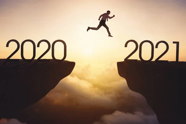 Man Entreprenör Hoppa Gap Klippan Med Siffror 2020 Och 2021 — Stockfoto