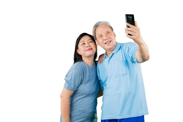 Pareja Ancianos Románticos Tomando Una Foto Selfie Juntos Usando Teléfono — Foto de Stock