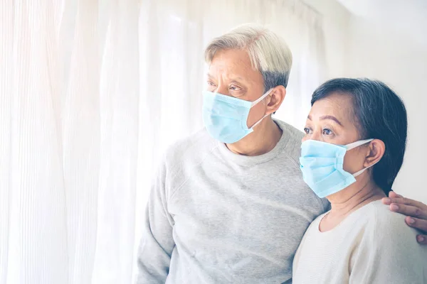 Tutup Dari Pasangan Tua Yang Sedih Mengenakan Masker Wajah Saat — Stok Foto