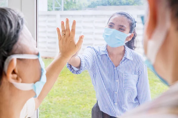 Enfeksiyon Kapmış Ailesini Ziyaret Ederken Maske Takan Üzgün Bir Kadın — Stok fotoğraf