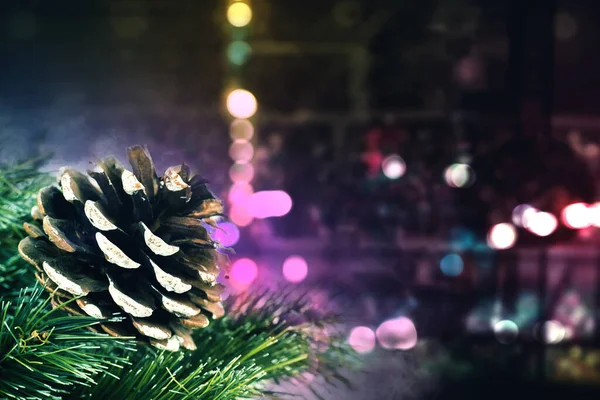 Närbild Kotte Och Gran Gren Med Suddig Gnistrande Jul Ljus — Stockfoto