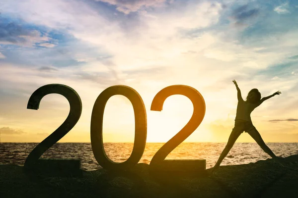 해변에서 일출을 배경으로 2021 번호로 점프하는 행복을 실루엣 — 스톡 사진