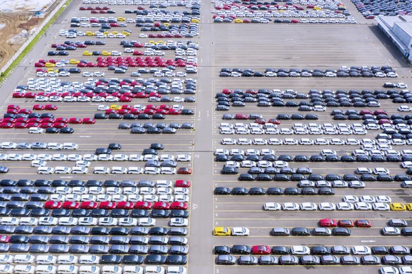 Prachtige Luchtfoto Van Kleurrijke Nieuwe Auto Geparkeerd Geproduceerd Autofabriek Voor — Stockfoto