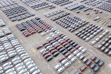 Karawang, Endonezya 'da ithalat ve ihracat için otomobil fabrikasında üretilen çeşitli yeni arabaların insansız hava aracı görüntüsü