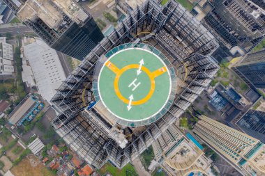Jakarta şehrinin modern gökdeleninin çatısında güzel bir helikopter pisti manzarası var.