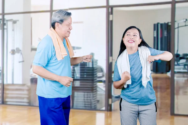 Glada Gamla Par Bär Sportkläder När Dansar Tillsammans Gymmet — Stockfoto