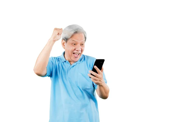 Retrato Del Viejo Feliz Leyendo Una Buena Noticia Teléfono Inteligente — Foto de Stock