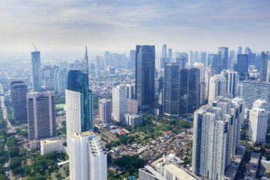 JAKARTA - Endonezya. 02 Aralık 2020: Jakarta şehir merkezindeki sisli bir sabahta modern ofis binalarının insansız hava aracı görüntüsü