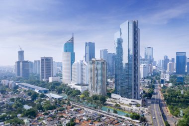 JAKARTA - Endonezya. 02 Aralık 2020: Jakarta şehir merkezindeki modern ofis binalarının güzel hava manzarası