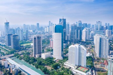 JAKARTA - Endonezya. 02 Aralık 2020: Jakarta şehir merkezindeki sisli bir sabahta gökdelenlerin manzarası