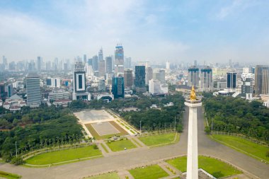 JAKARTA - Endonezya. 02 Aralık 2020: Mavi gökyüzü altındaki Cakarta şehri ile Ulusal Anıt 'ın güzel hava manzarası