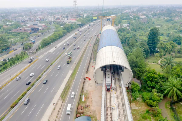 Jakarta Indonezja Grudnia 2020 Widok Nowego Pociągu Lrt Poruszającego Się — Zdjęcie stockowe