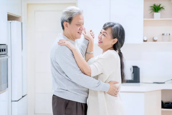 Romantico Coppia Anziana Sembra Felice Mentre Balla Godersi Tempo Libero — Foto Stock