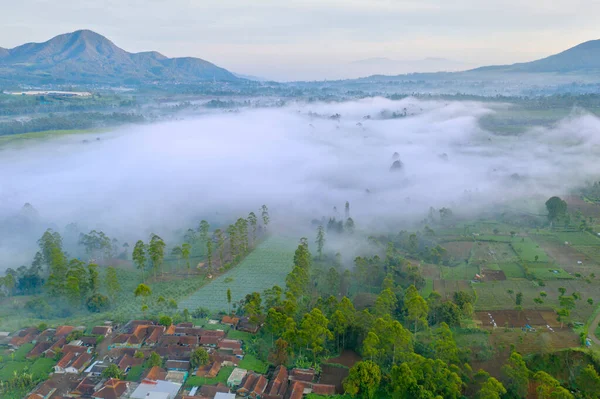 Gyönyörű Légi Kilátás Falu Hegyi Háttér Ködös Reggel Pangalengan Bandung — Stock Fotó