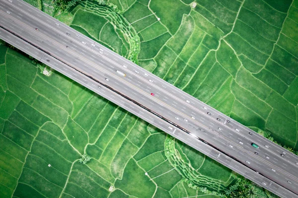 印度尼西亚雅加达市高架道路和收费公路环绕着绿稻田的美丽空中交通景观 — 图库照片