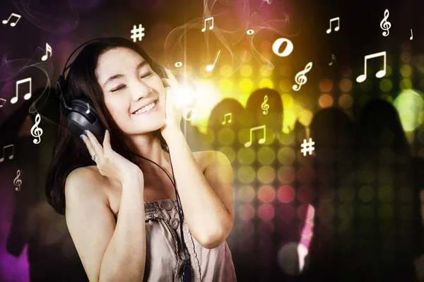 Kvinnlig Skiva Jockey Spela Musik Medan Dansar Med Publiken Människor — Stockfoto