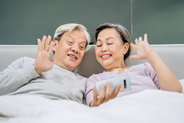 Glückliches Altes Paar Beim Videoanruf Mit Seinem Enkelkind Auf Dem — Stockfoto