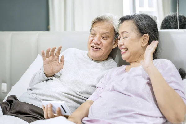 Ein Altes Paar Winkt Seinen Enkeln Handy Während Sie Schlafzimmer — Stockfoto