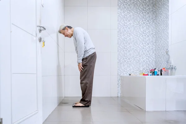 Bild Eines Alten Mannes Der Morgens Heimischen Badezimmer Sein Gewicht — Stockfoto
