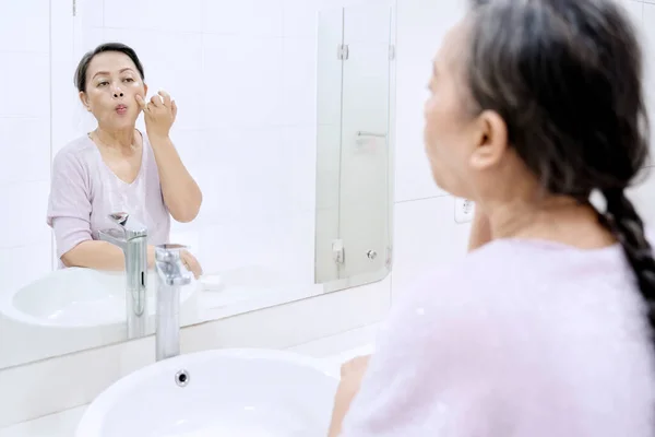 Old Woman Doing Treatment Her Face Skin While Standing Front — Stock Photo, Image