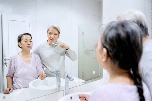 Obrázek Seniorského Páru Jak Čistí Zuby Koupelně Při Pohledu Zrcadla — Stock fotografie