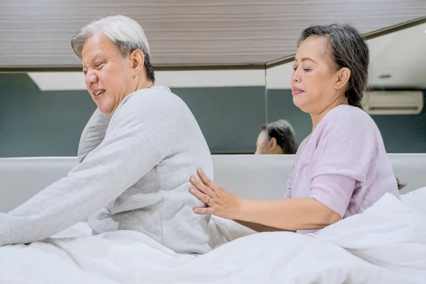 Vista Laterale Della Donna Anziana Che Massaggia Spina Dorsale Del — Foto Stock