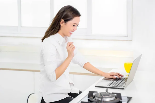 Gelukkige Jonge Vrouw Met Behulp Van Laptop Online Ontmoeten Tijdens — Stockfoto