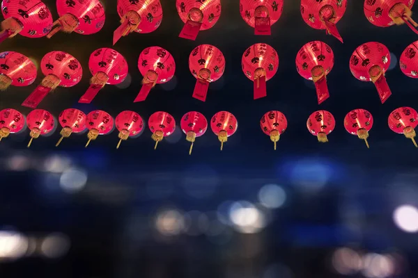 Sinagogda Asılı Kırmızı Fenerlerin Düşük Açılı Görüntüsü Bulanık Parlak Arka — Stok fotoğraf