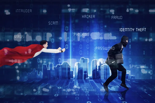 Dupla Exposição Hacker Masculino Tentando Fugir Super Herói Enquanto Carrega — Fotografia de Stock