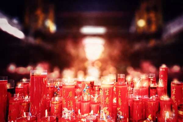 사원에 중국붉은 촛불들이 희미하게 배경을 이루고 — 스톡 사진