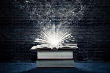Tuğla duvar arkaplanlı bir kitap yığınının sayfalarını çevirerek parlak açık kitabı kapat