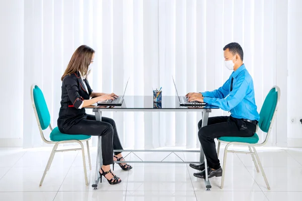 Two Business People Wearing Face Mask Doing Physical Distance While — Stock Photo, Image