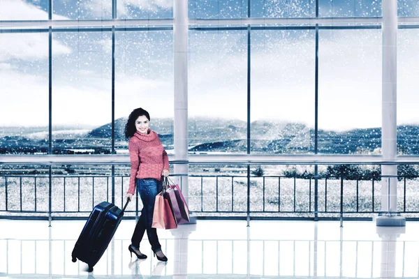 Side View Young Woman Walking Terminal Airport While Carrying Luggage — Stock Photo, Image