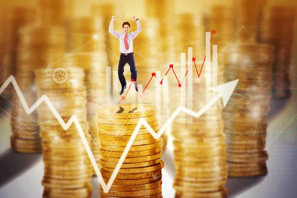 Feliz Hombre Negocios Celebrando Éxito Saltando Sobre Las Pilas Monedas — Foto de Stock