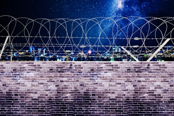 Bild Taggtråd Betongvägg Med Glödande Stad Och Vacker Stjärnglans Nattetid — Stockfoto