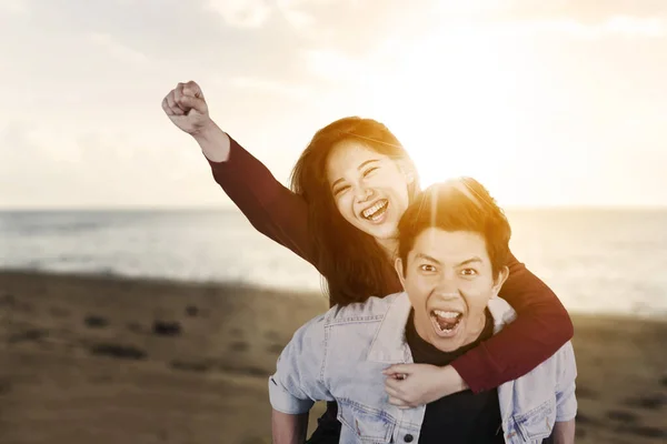 Mutlu Genç Çiftin Birlikte Tatilin Tadını Çıkartırken Gün Batımında Kumsalda — Stok fotoğraf