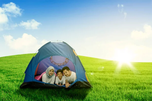 Muslimische Familie Lächelt Die Kamera Und Liegt Zusammen Zelt Während — Stockfoto