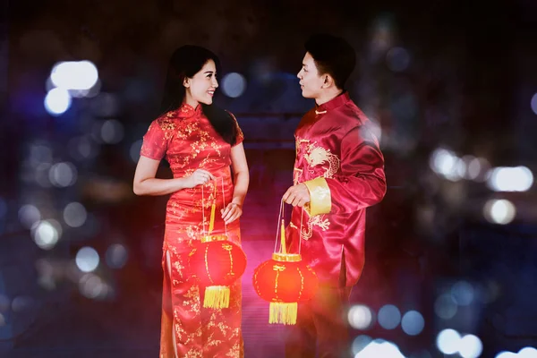 Jong Paar Holding Lantaarn Chinees Nieuwjaar Terwijl Staan Met Wazig — Stockfoto