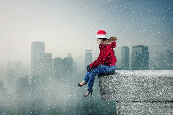 Giovane Donna Che Indossa Cappello Maglione Babbo Natale Mentre Seduto — Foto Stock