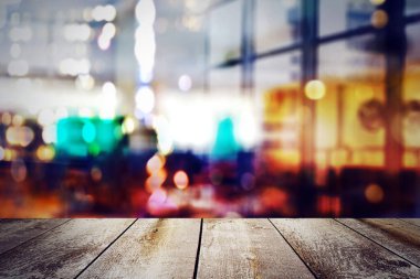 Bulanık ışıklı ofis arka planlı ahşap masa görüntüsü