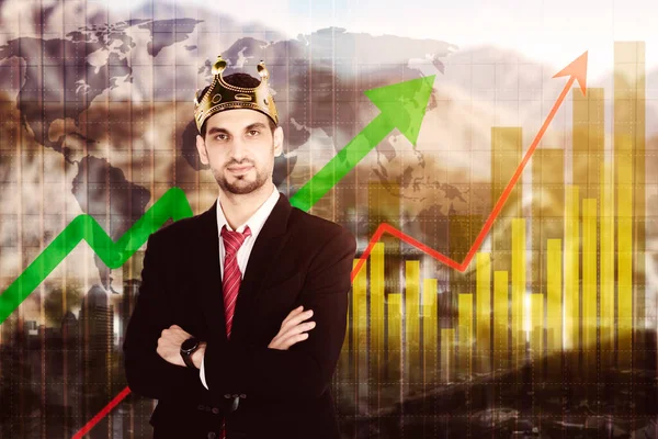 Selbstbewusster Geschäftsmann Trägt Krone Während Mit Wachstumsgeschäft Finanzgrafik Und Weltkarte — Stockfoto