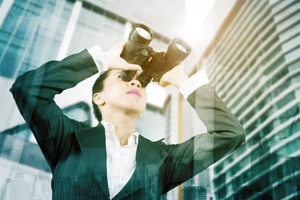 Dubbele Belichting Van Vrouwelijke Manager Met Een Verrekijker Met Moderne — Stockfoto