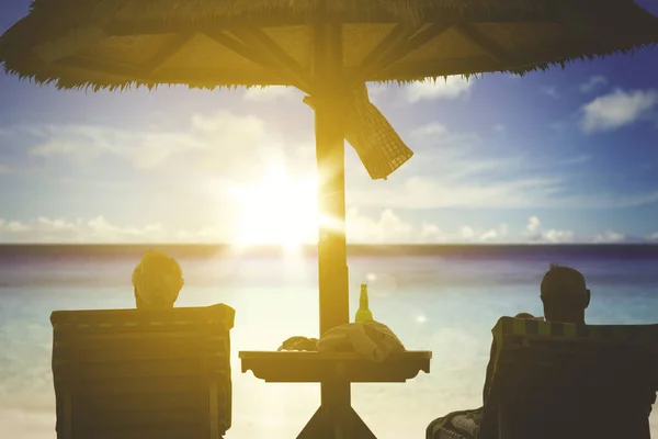 Silueta Pareja Ancianos Relajándose Tumbona Mientras Disfruta Vista Del Atardecer — Foto de Stock