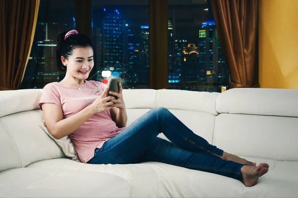 Mladá Žena Která Používá Smartphone Prázdnými Bublinami Zatímco Odpočívá Pohovce — Stock fotografie