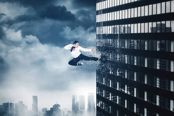 Hombre Negocios Enojado Pateando Destruyendo Exterior Del Edificio Oficinas Con — Foto de Stock