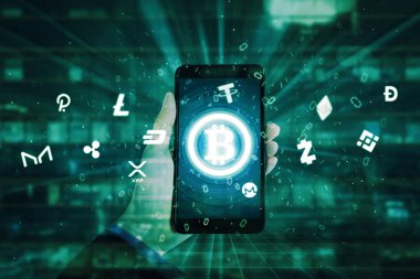 Cam pencere arka planında bitcoin sembolü olan bir cep telefonunu tutan işadamının çifte görüntüsü.