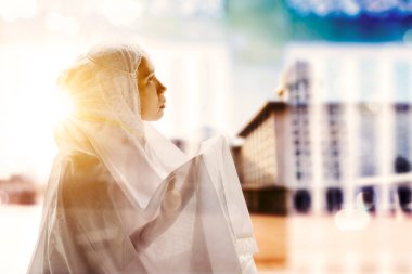 Müslüman genç bir kadının cami geçmişi olan Allah 'a dua edişini iki kez görmüş.