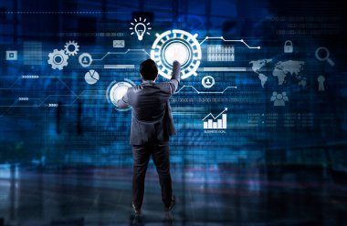 Erkek yöneticinin arka görünümü sanal ekrandaki bir düğmeye basarken ikili kod arkaplanı çift pozlama ile ayakta duruyor