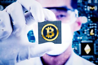 Siber uzay arka planında dururken Bitcoin mikroçipi tutan erkek bilim adamı.